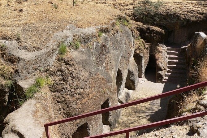 Day Tours around Addis Abeba, Melka Kunture and Adadi Mariam - Adadi Mariam, a church carved into the rock